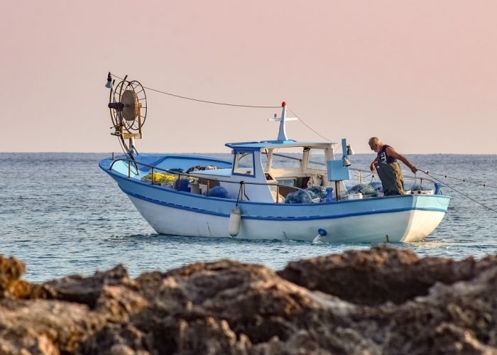 fishing-boat-5736839_1280